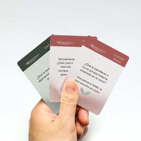 mockup/5a38a6a0-4ea9-4297-8a8d-3a52d5a127f1.jpg Juego de cartas para conectar y erotizar en pareja envueltas en film de plástico transparente