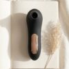 pomelli_photoshoot_image_9_16_0617 Succionador de Clítoris para Mujer — Vibrador con Estimulación tipo Oral, Masaje del Punto G y Succión para Pezones, Juguete Erótico para Adultas