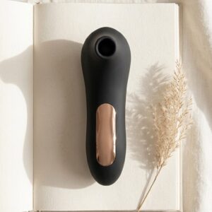 pomelli_photoshoot_image_9_16_0617 Succionador de Clítoris para Mujer — Vibrador con Estimulación tipo Oral, Masaje del Punto G y Succión para Pezones, Juguete Erótico para Adultas